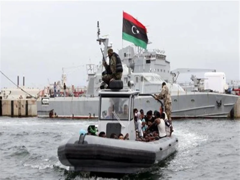 البحرية الليبية تنقذ 61 مهاجرا غير شرعي