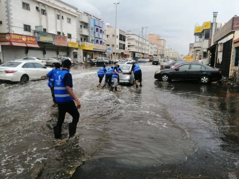 متطوعون لإصلاح المركبات العالقة بالمطر