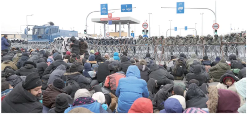 فرنسا: لن نتلقى دروسا من بريطانيا مهاجرون يحتشدون عند المعبر الحدودي بين بولندا وبيلاروس