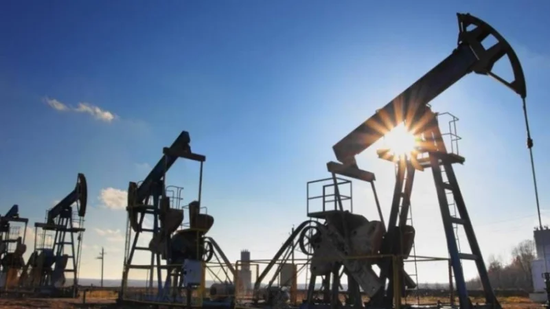 النفط يتراجع مع انخفاض مخزونات البنزين الأمريكية