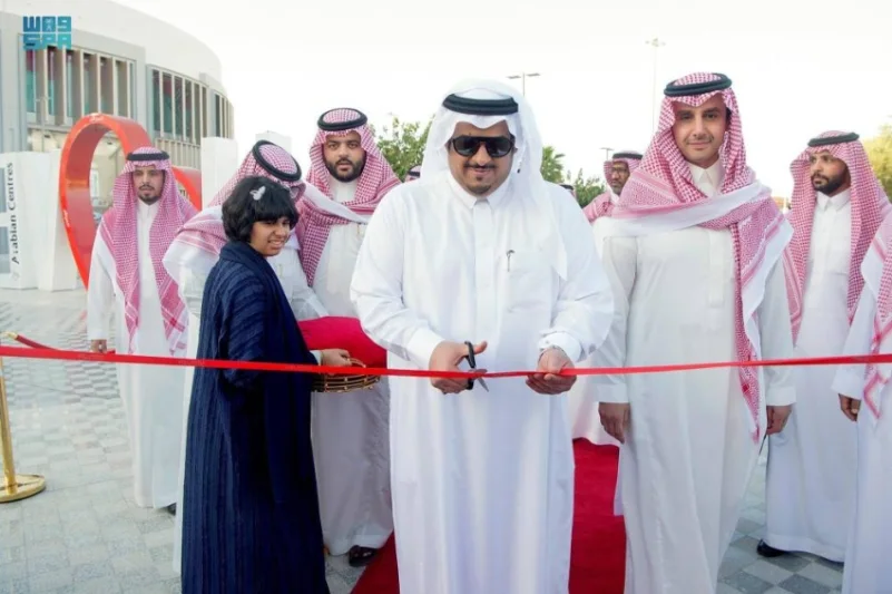 أمير الرياض بالنيابة يفتتح معرض "ريشة طيف"
