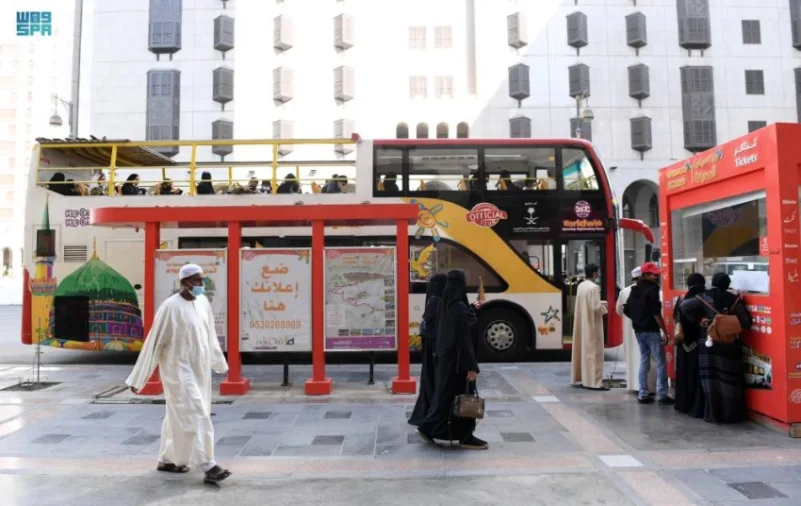 «حافلة سياحية» لنقل الزوار بين معالم مدينة المصطفى
