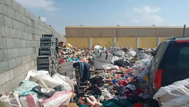 ضبط موقعا عشوائيا لتخزين الملابس في حي القوزين بجدة