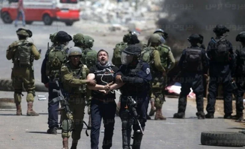قوات الاحتلال تعتقل (3) فتية من عزون شرق قلقيلية