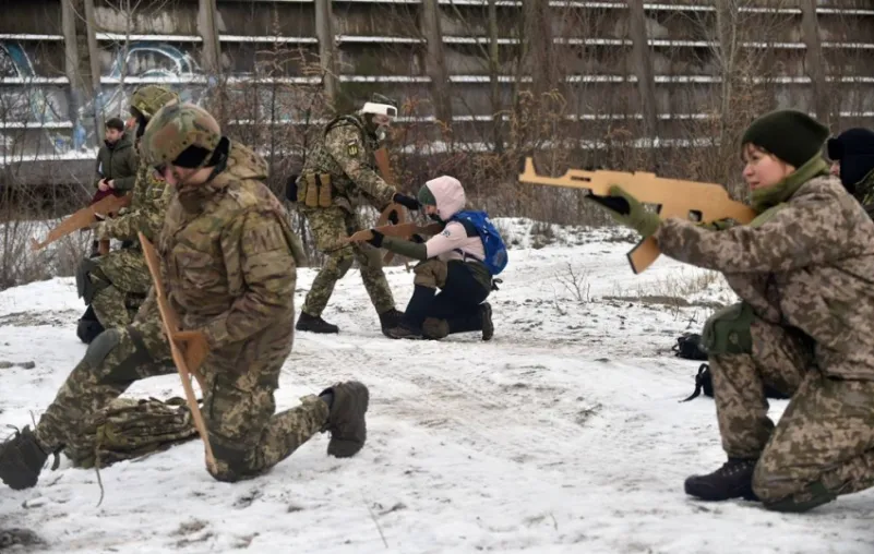أوكرانيا تدرب مدنيين لمواجهة غزو روسي محتمل