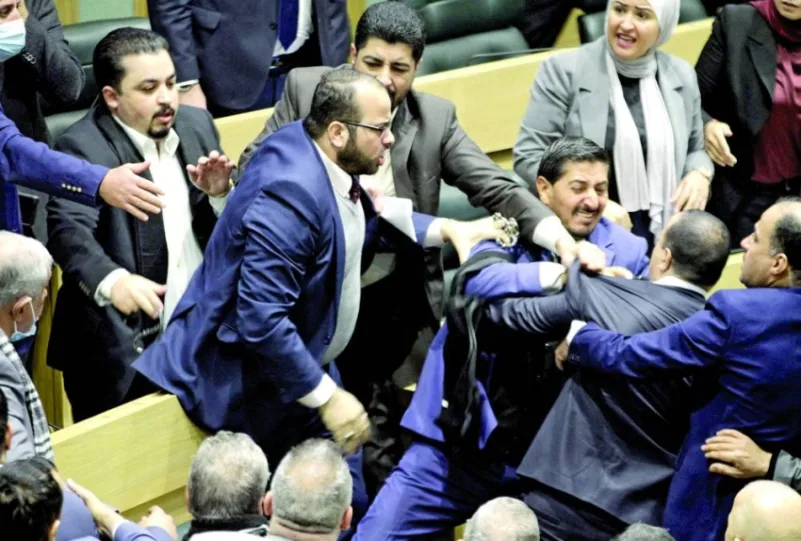 مشادات وعراك بالأيدي في مجلس النواب الأردني