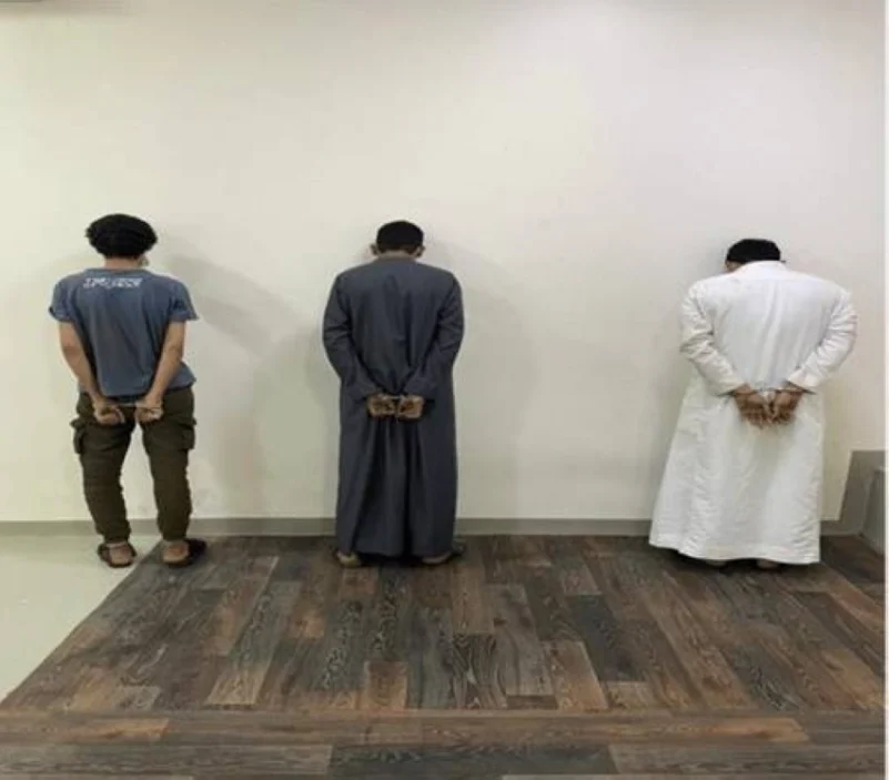 القبض على 3 مواطنين لنقلهم 8 مخالفين وحيازة مواد مخدرة بالقنفذة