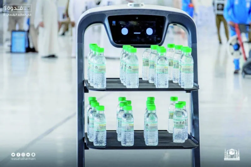 روبوت ذكي لتوزيع مياه زمزم