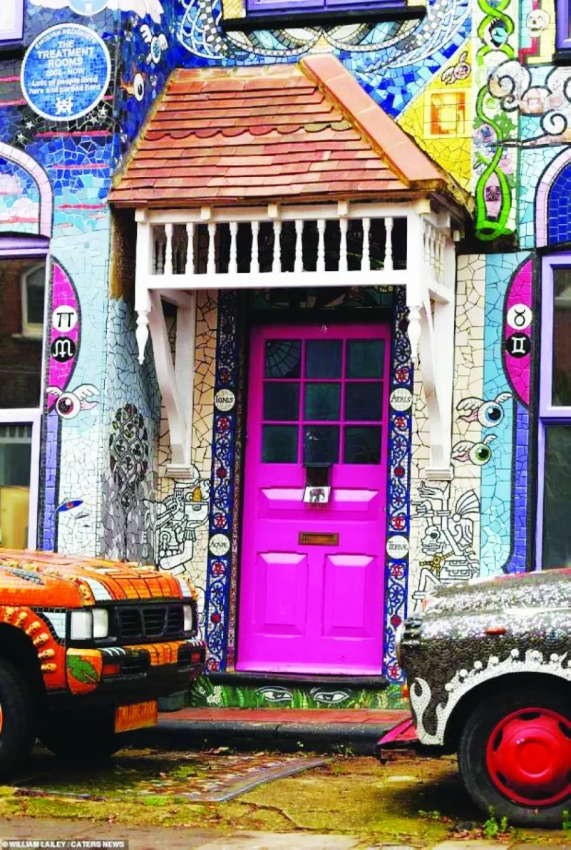 بريطانية تحول جدران منزلها إلى لوحات من الفسيفساء