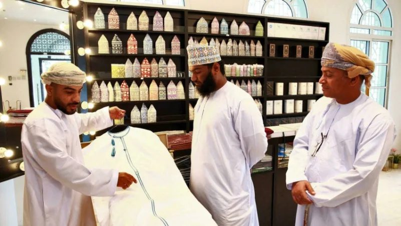 سلطنة عمان تشدد قواعد ارتداء الدشداشة