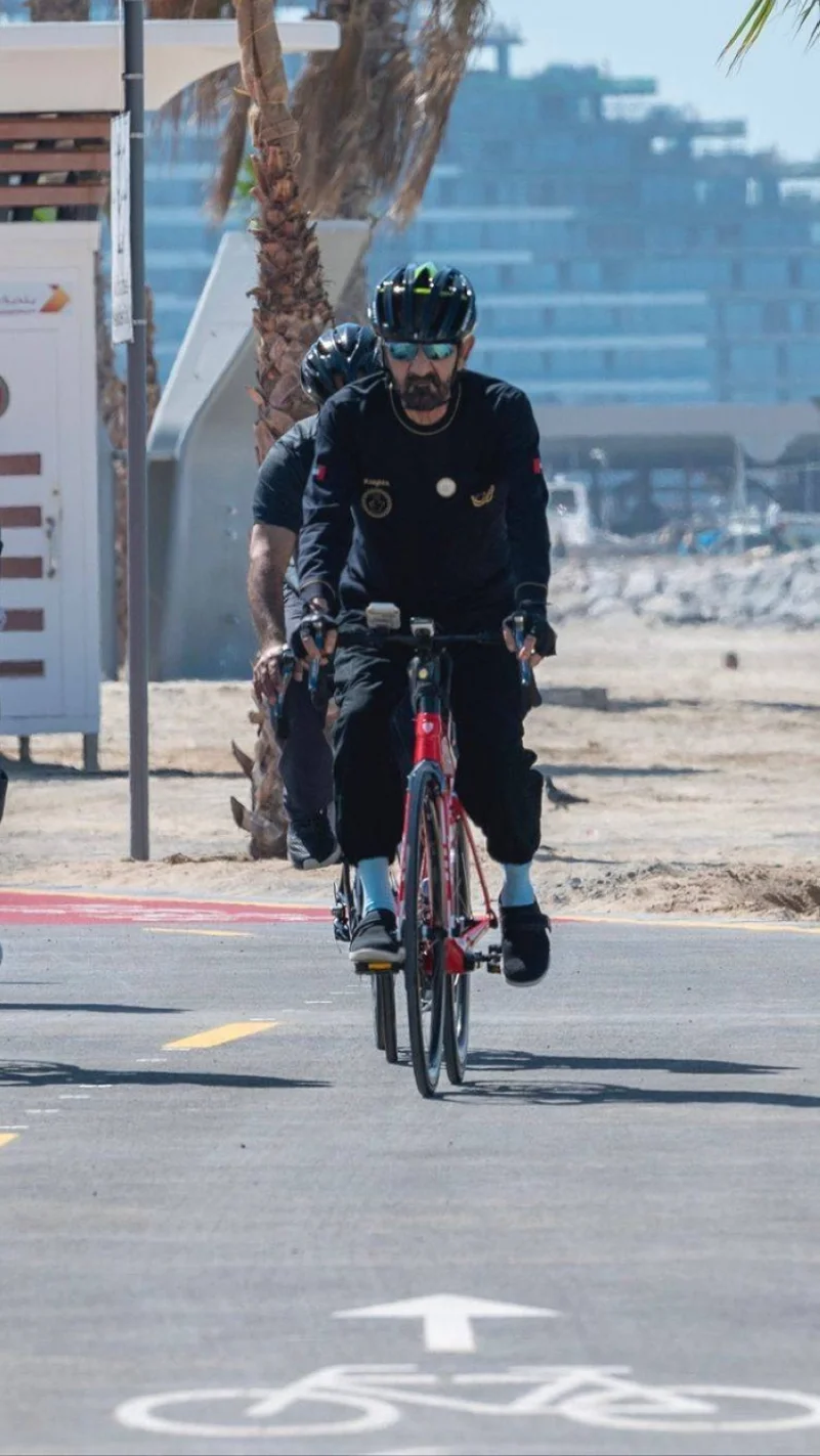 صور.. محمد بن راشد في جولة على الدراجات الهوائية