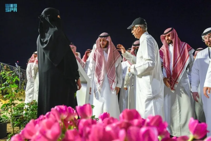 محافظ الطائف يزور مهرجان "طائف الورد"