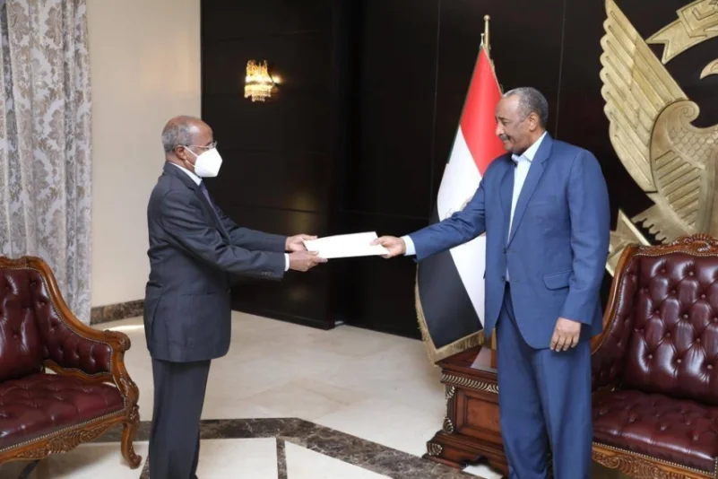 البرهان يتلقى رسالة خطية من الرئيس الإريتري