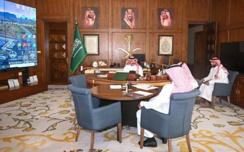 الأمير تركي بن طلال يناقش مع القيادات التعليمية خطط تطوير مخرجات التعليم في منطقة عسير