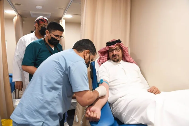 نائب أمير منطقة ⁧المدينة يشارك بحملة التبرّع بالدم