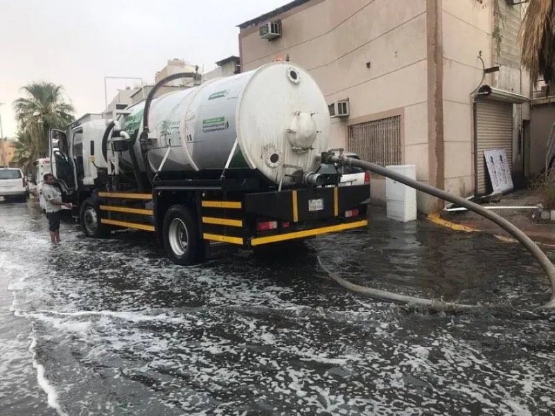 العمران : إزاحة مياه الأمطار المُتراكمة في الأحياء السكنية والشوارع الرئيسة