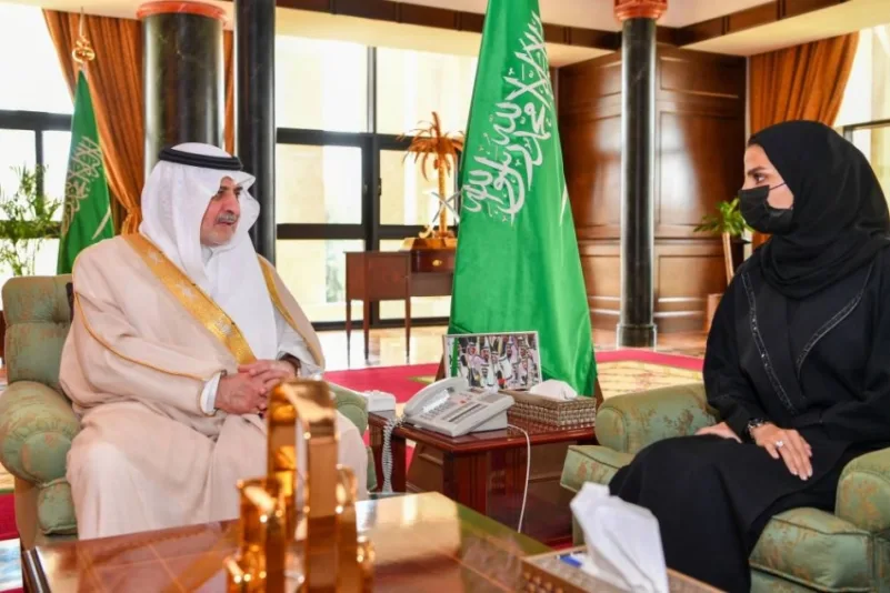 أمير تبوك يستقبل رائدة الأعمال السعودية منى الهويدي
