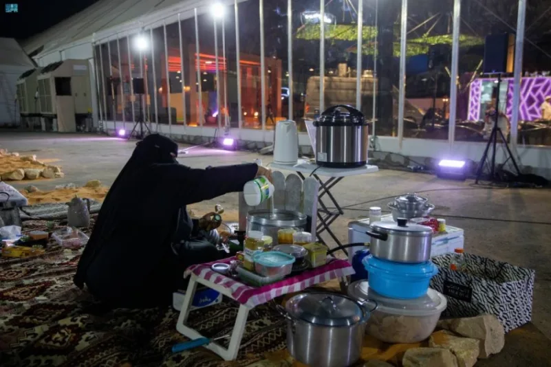 زوار "معرض الصقور" يعيشون أجواء "الكشتات" في مسابقة الطهي البري