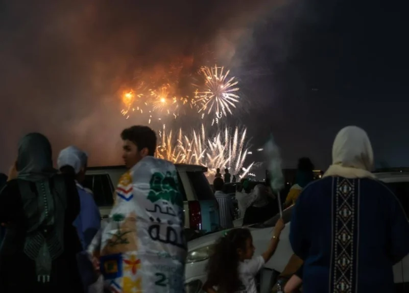 عروض الألعاب النارية تضئ سماء جدة احتفاء باليوم الوطني 92