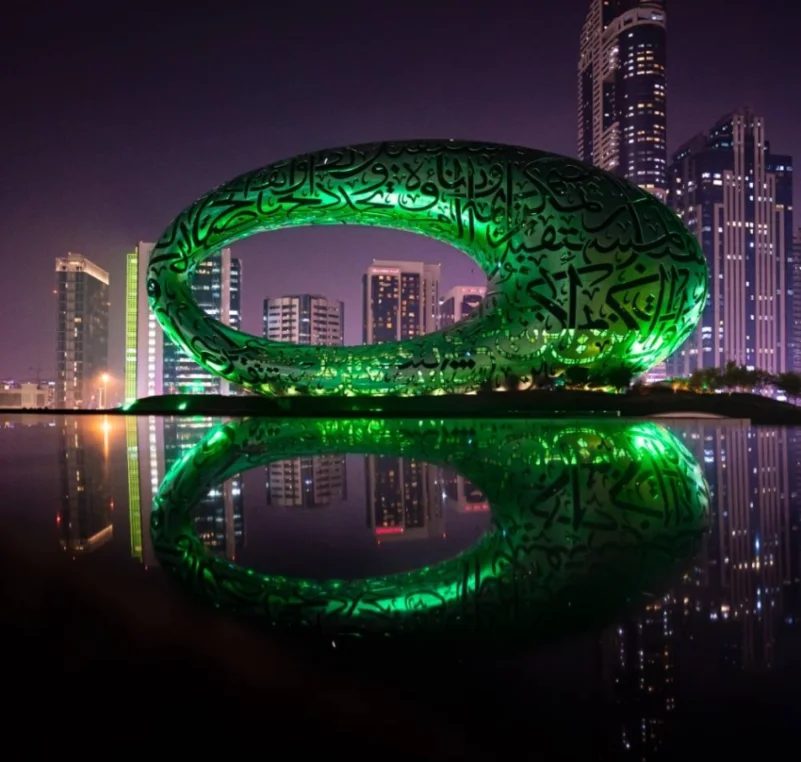 دبي تزينت باللون الأخضر احتفاءً باليوم الوطني السعودي الـ92