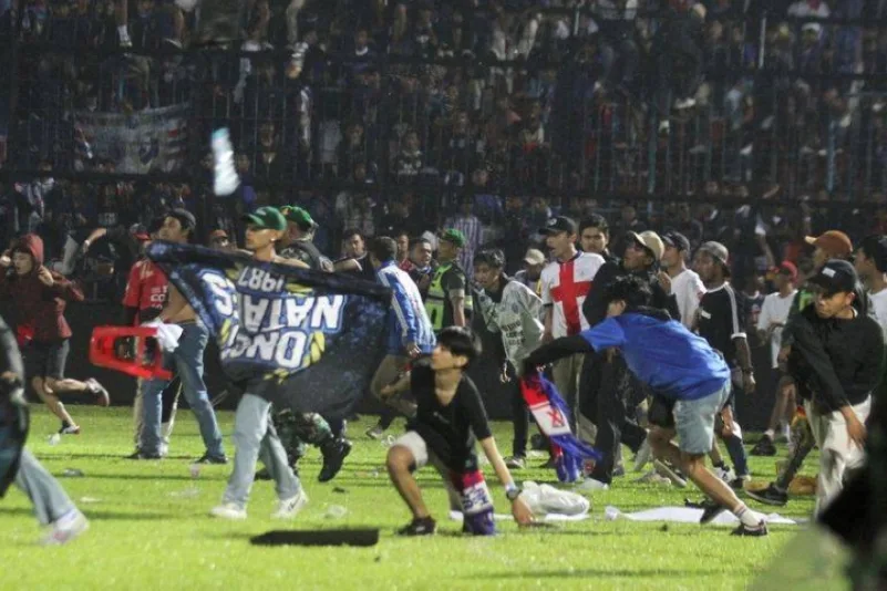 "الفيفا" يعلق على حادثة الدوري الإندونيسي