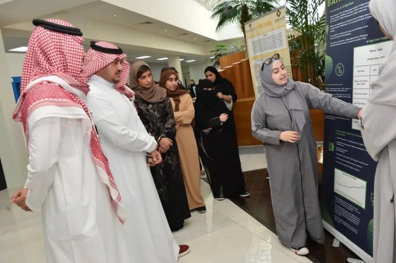 طالبات إدارة الأعمال بـ"جامعة الامام" يعرضن مشاريع لتحليل البنوك السعودية