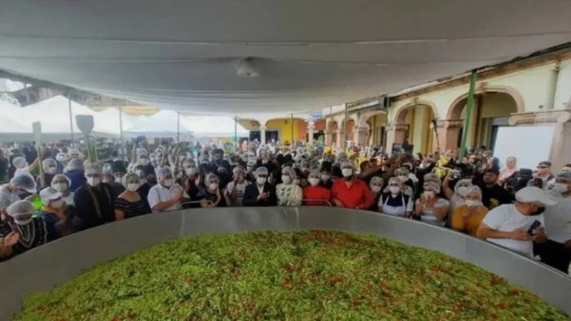 300 رجل وامرأة يصنعون طبق صلصة لدخول «جينيس»