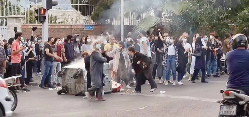 تحت ضغط المحتجين إيران ترضخ وتعلن حل «شرطة الأخلاق»! 