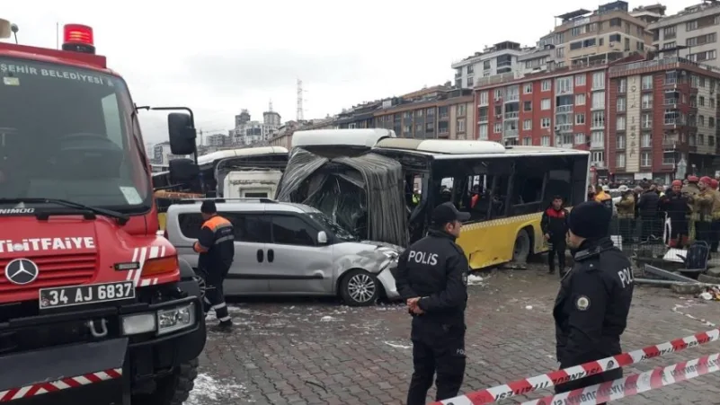 إصابة العشرات في اصطدام حافلة بالمترو في اسطنبول