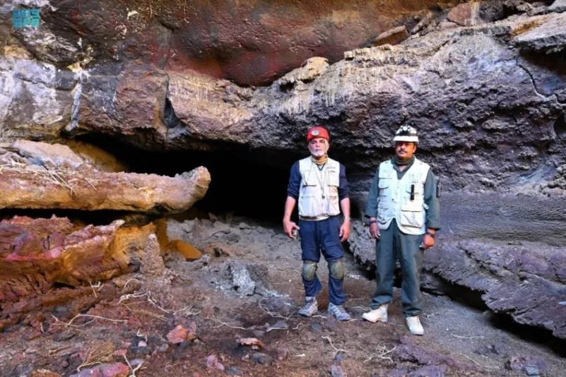 فريق من هيئة المساحة الجيولوجية يزور كهف "أم غريميل" بحرَّة خيبر