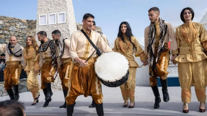 فرقة لبنانية تقدم الدبكة البعلبكية في مهرجان قمم الدولي للفنون الأدائية الجبلية