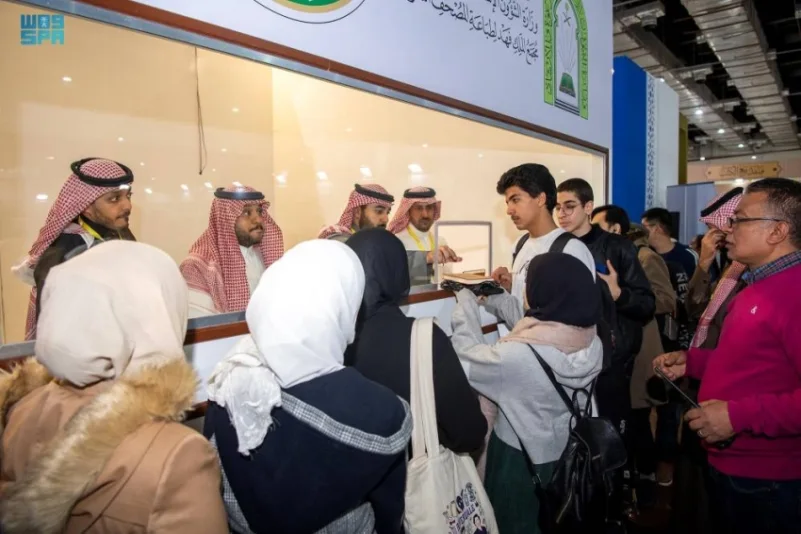 "الشؤون الإسلامية" بمعرض القاهرة الدولي للكتاب يوزع أكثر من 30 ألف نسخة من المصحف الشريف