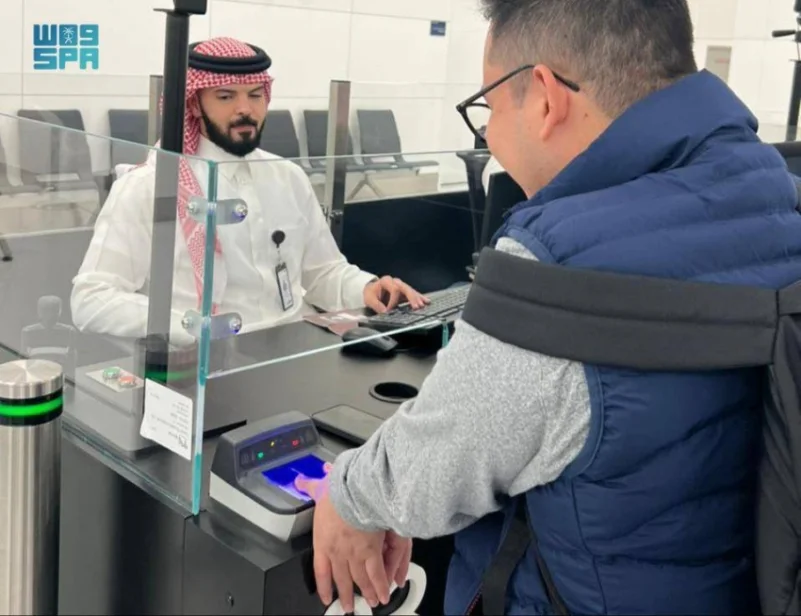 جوازات مطارات جدة والرياض والمدينة تستقبل أوائل المستفيدين من تأشيرة الزيارة للقادمين (جوًا) إلكترونيًا