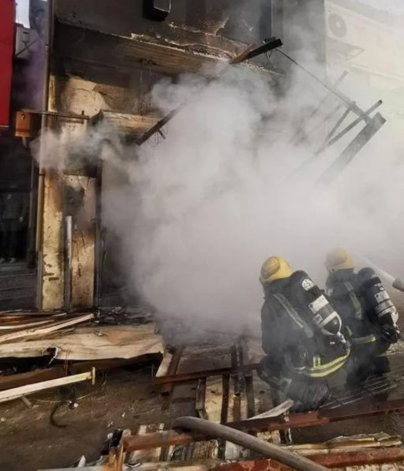 "مدني الأحساء" يسيطر على حريق بمحل تجاري.. دون إصابات