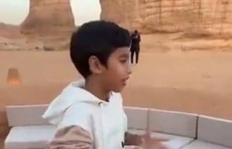 بالفيديو.. طفل سعودي يبهر السائحين بطلاقة حديثه في العلا