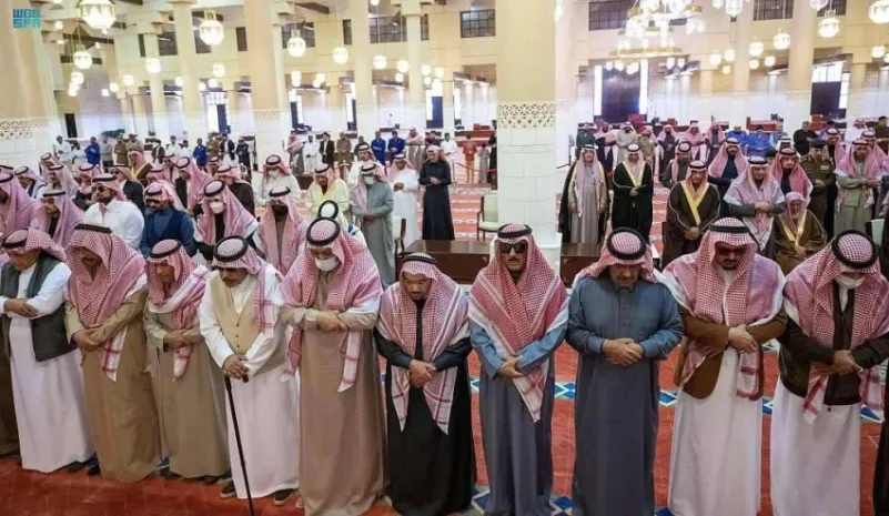 أمير الباحة يستقبل المعزين في وفاة أخيه