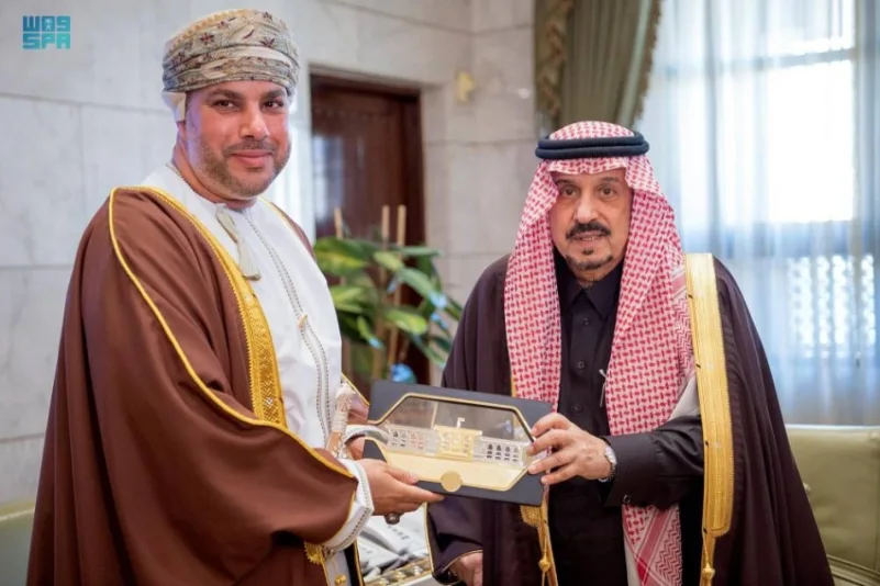 أمير الرياض يستقبل وفدًا من محافظي سلطنة عمان