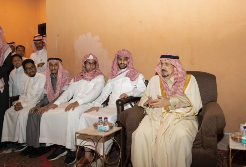 أمير الرياض يعزّي أسرة السعد
