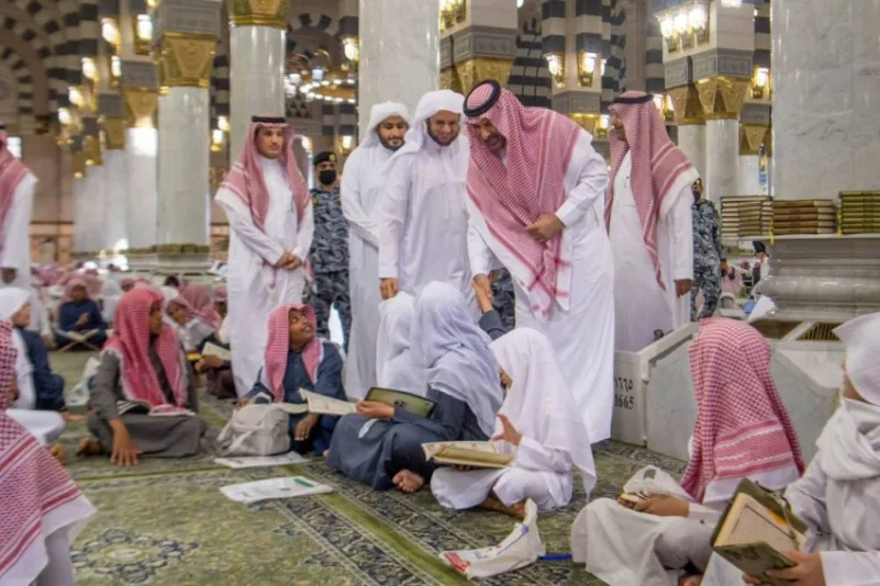 أمير المدينة يقوم بزيارة تفقدية لحلقات القرآن الكريم في رحاب المسجد النبوي