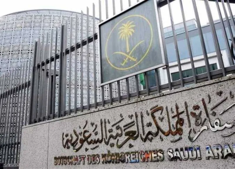 سفارة المملكة بفرنسا توصي السعوديين بالابتعاد عن مواقع الاحتجاجات