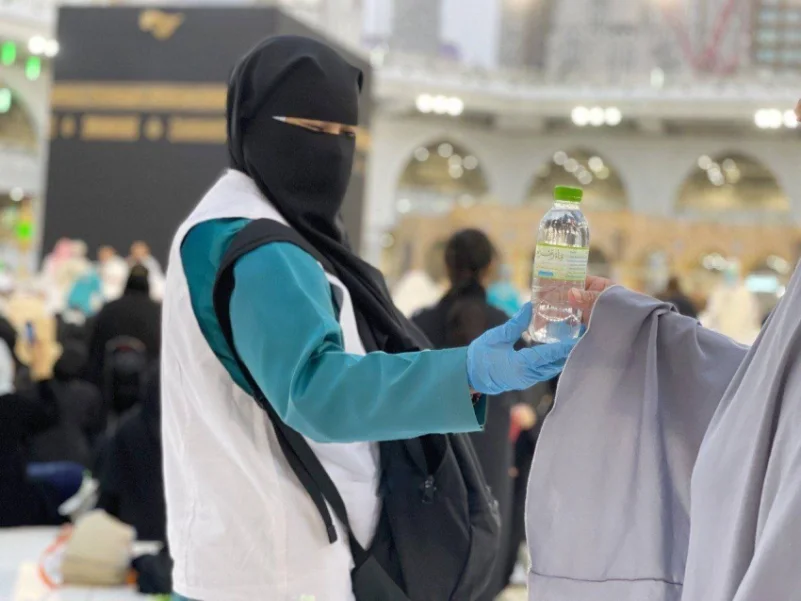 الكوادر النسائية بالمسجد الحرام تكثف جهودها في أول جمعة من رمضان