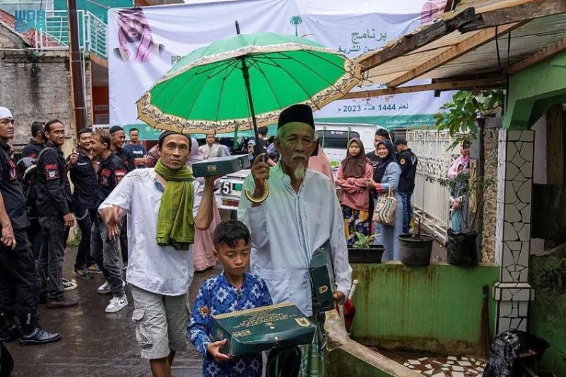 الشؤون الإسلامية تنفذ برنامج خادم الحرمين لتفطير الصائمين في الجزر المتضررة بإندونيسيا