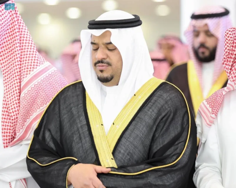 نائب أمير الرياض يؤدي صلاة الميت على عبدالله بن ثامر الشتوي -رحمه الله-