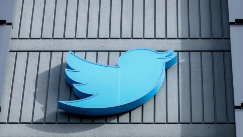 "تويتر" تلغي فروق علامات توثيق الحسابات القديمة والحسابات مدفوعة الاشتراك