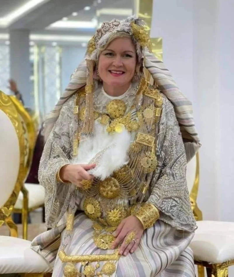 السفيرة البريطانية ترتدي الزي التقليدي الليبي : ملابس فاخرة