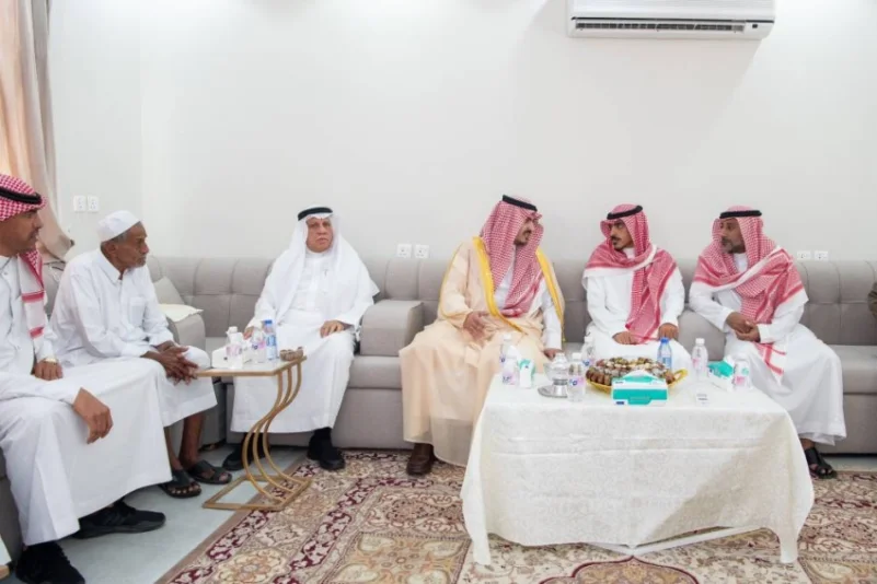 نائب أمير مكة يقدم تعازيه لذوي رجل الأمن العجلان