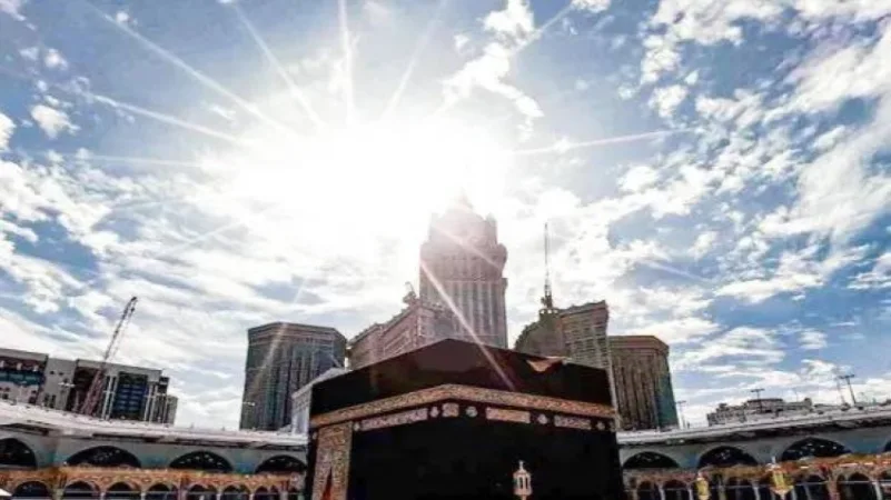 سماء مكة تشهد تعامد الشمس على الكعبة