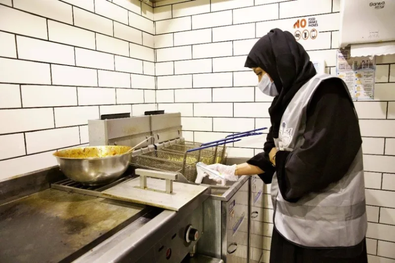 متطوعون ومتطوعات يشاركون في حملة تثقيفية لسلامة الغذاء بمطاعم الطائف