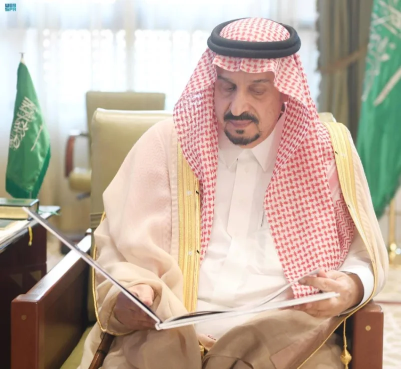 أمير الرياض يستلم التقرير السنوي للدفاع المدني بالمنطقة