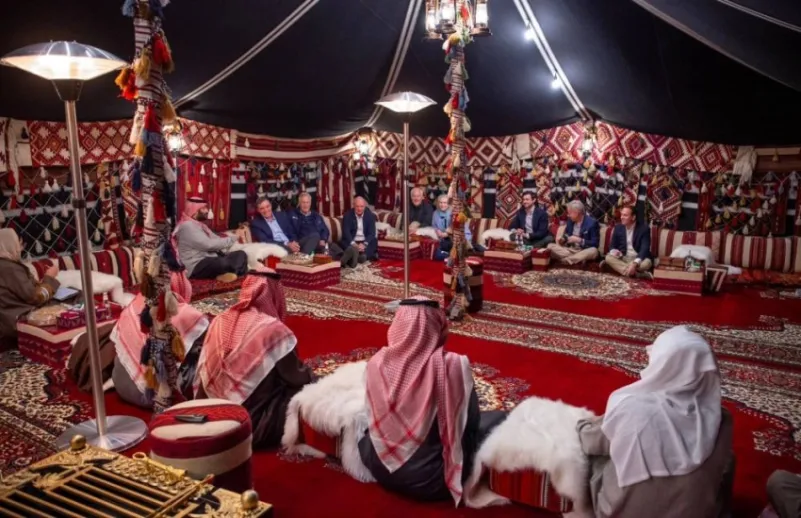 في الخيمة العربية .. كيف استقبل محمد بن سلمان عضو مجلس الشيوخ الأمريكي رئيس لجنة الاستخبارات وأعضاء اللجنة - بالصور 2 2260720